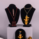 COLLECTION OF BAKELITE &amp; EARLY PLASTIC JEWELRY, C. 1920 - 1940