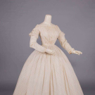 PRINTED COTTON DAY DRESS WITH DETACHABLE SLEEVES, c. 1840