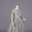 COTTON MULL DAY DRESS WITH DETACHABLE SLEEVES, c. 1844